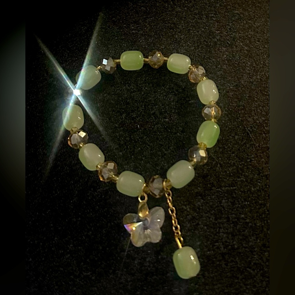 Elegant Green Beaded Stretch Bracelet with Gold Accents
